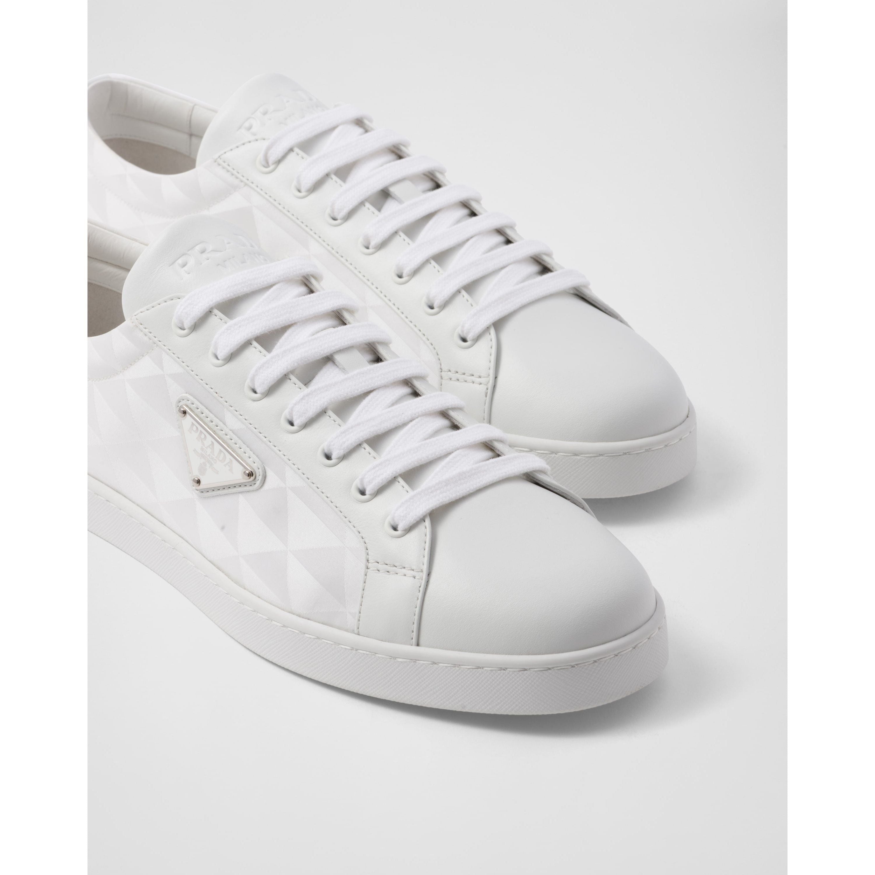 Sneaker aus Leder und Re-Nylon