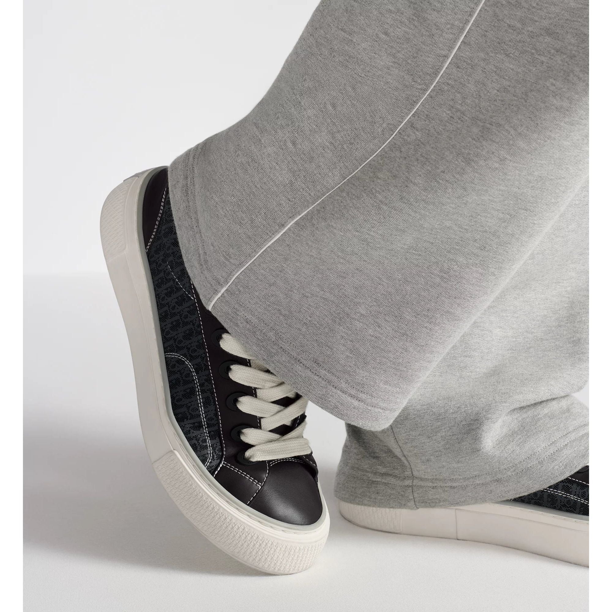 B33 Spin Sneaker