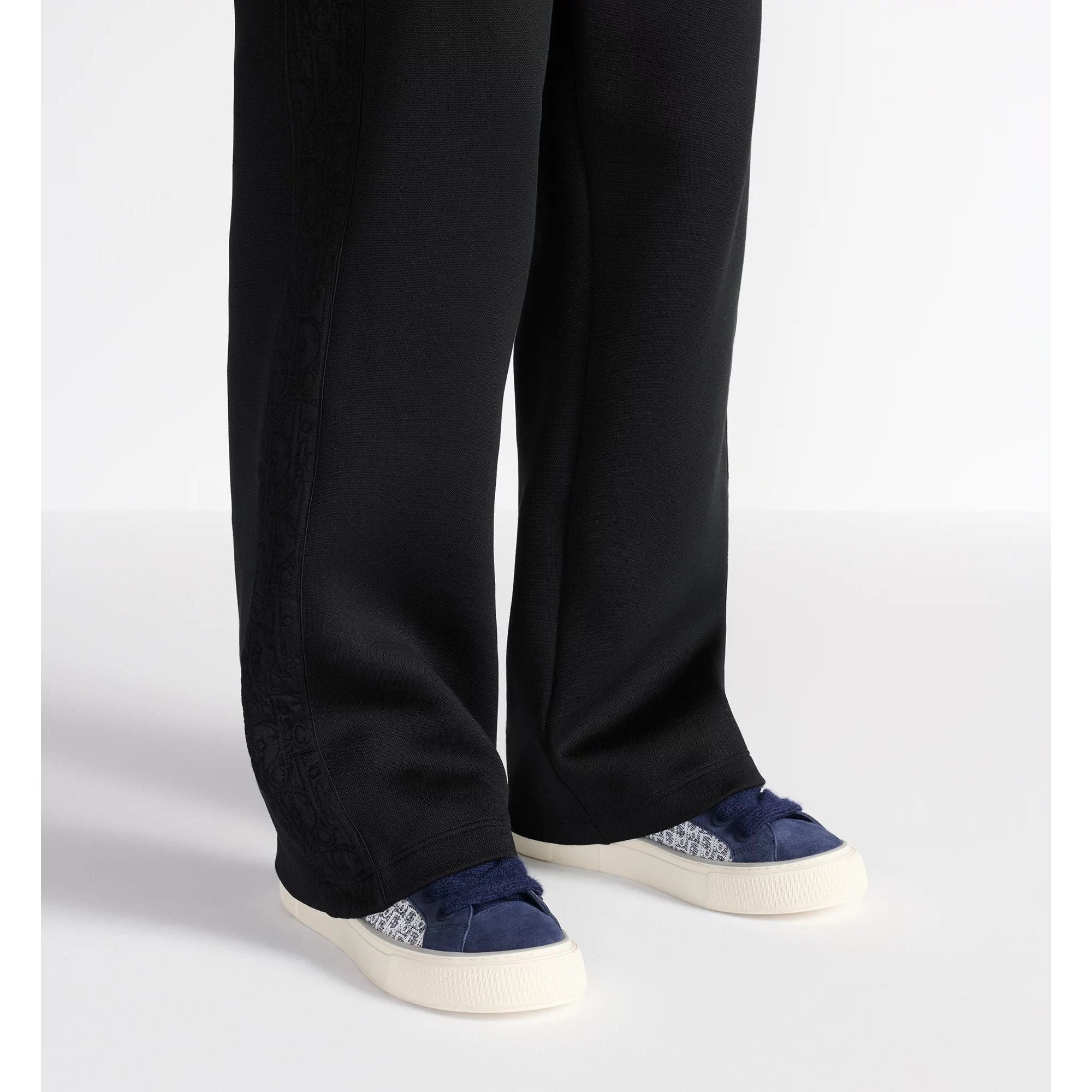 B33 Spin Sneaker