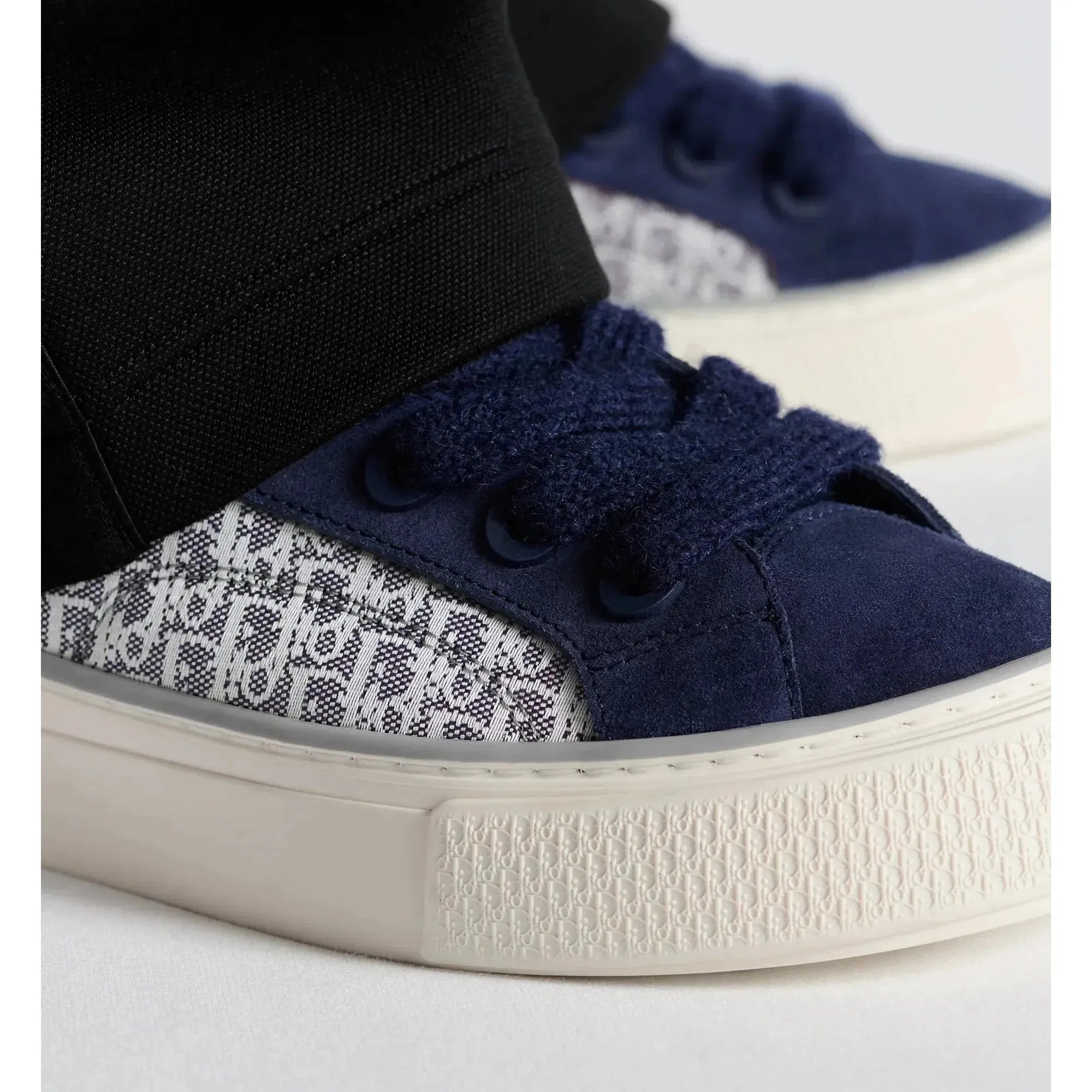 B33 Spin Sneaker