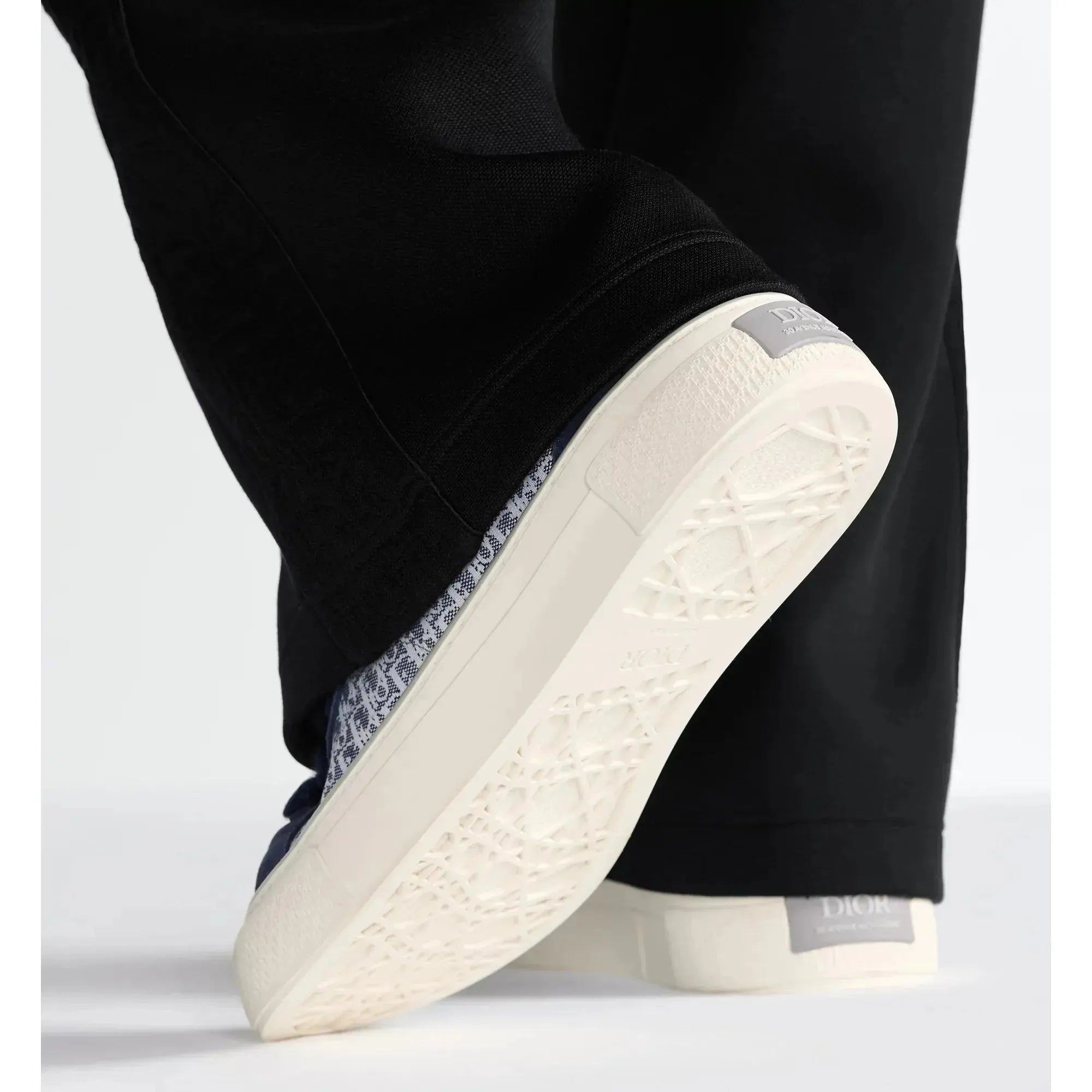 B33 Spin Sneaker